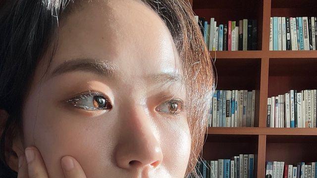 회색 니트 하나로 겨울 무드를 살린 이이담의 감각적 일상  