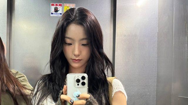 이새롬, 니트+코듀로이로 완성한 ‘힙한 감성’…작은 디테일이 큰 차이  