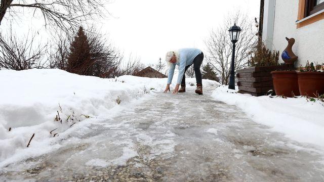 노인에 치명적인 ‘고관절 골절’, 낙상 위험 높은 겨울철 주의 必