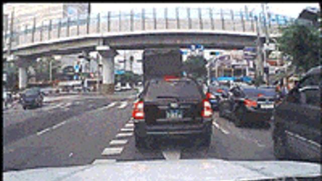 교통경찰 도발한 오토바이의 최후,,