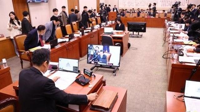 'AI교과서는 교과서 아닌 교육자료' 법안, 野주도로 법사위 통과(종합)