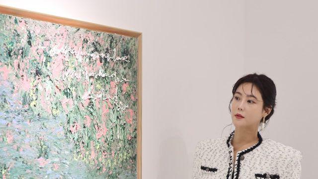 솔비, 트위드 재킷 하나로 완성한 고급스러운 갤러리 룩