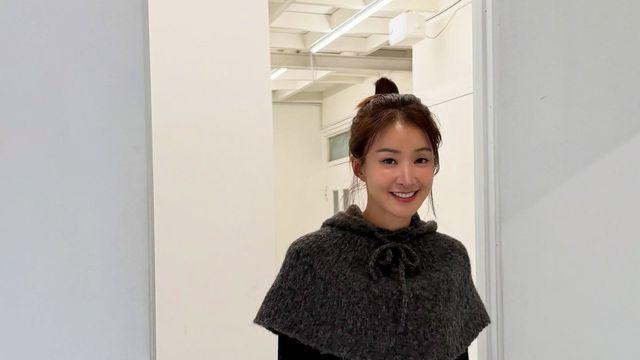 이시영, 그레이 니트 케이프로 완성한 시크한 겨울룩