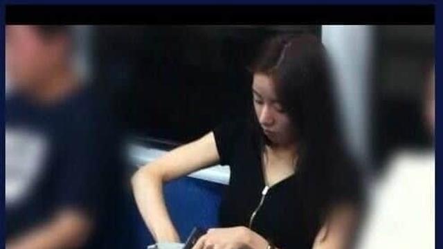 지하철 군것질녀,,