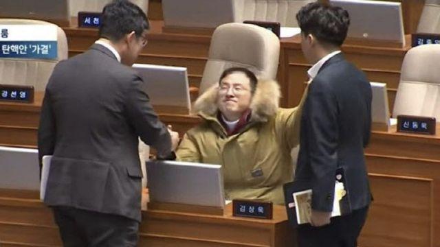 이준석 “형, 술이나 한 잔 할래?”…홀로 있던 김상욱 위로