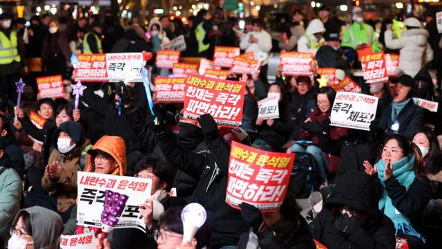 촛불집회서 윤 대통령 생일 선물로 수갑·죄수복 등장