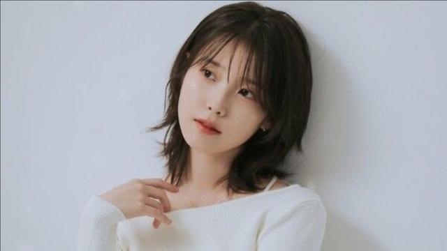 아이유, 美 빌보드 선정 ‘넘버 원 한국 아티스트’ 등극…“대체 불가한 글로벌 아이콘” 극찬