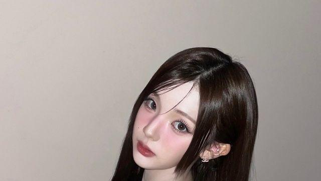 트리플에스 연지, 후드 크롭톱+체크 스커트로 완성한 힙한 스트리트룩