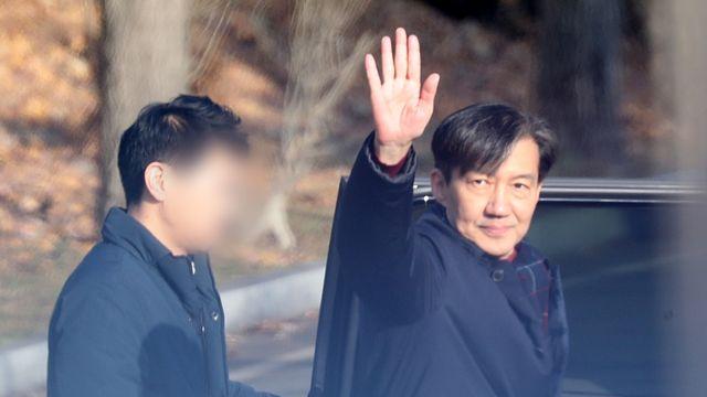 조국 옥중서신…“고시원 1인실 같은 독방, 외풍 들어와 이불 덮어쓰고 자야 한다”