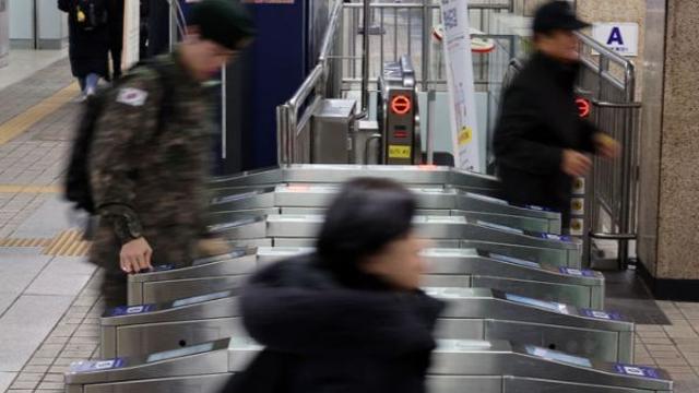 우이신설선, 안전문 고장으로 열차 지연… 출근길 불편