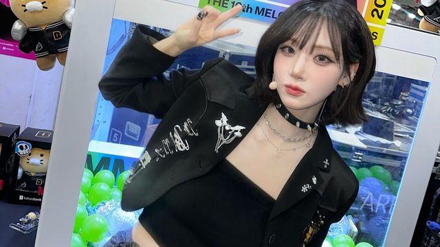 트리플에스 나경, 핀 장식 재킷+미니스커트…'록 시크 여신' 등극