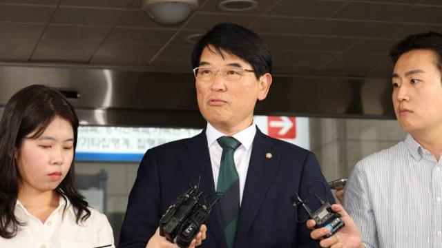 '보좌관 강제추행' 박완주, 1심서 징역 1년 법정구속