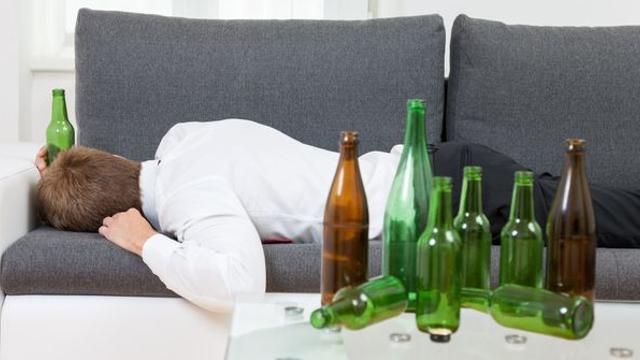 내일 출근해야 하는데…숙취를 최소화할 수 있는 3가지 방법