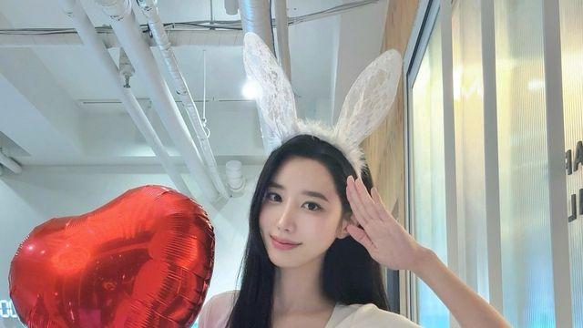 화이트 티셔츠와 데님으로 완성된 조현의 S라인 비주얼