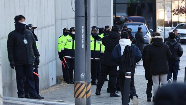 소환 불응한 尹, 64번째 생일에 관저서 칩거