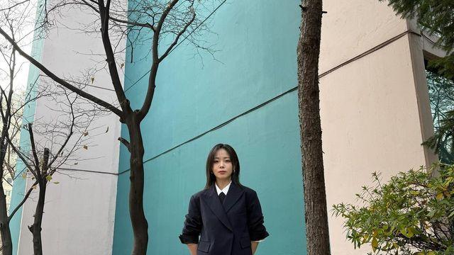 가수 흰, 네이비 슈트와 바이커 재킷으로 완성한 트렌디 무드