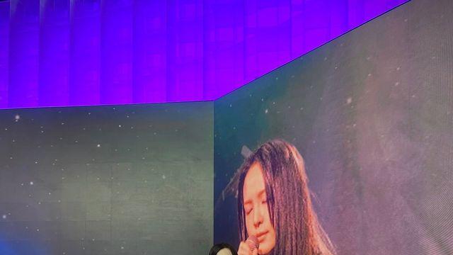 송소희, 블랙 앤 화이트로 완성한 ‘세련된 방송국 룩’