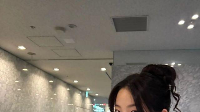르세라핌 카즈하, 풍성한 퍼 소매와 새틴 미니스커트의 사랑스러운 조화