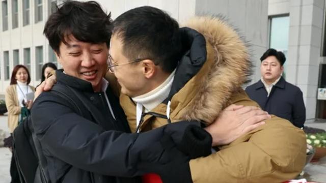 살해 협박 시달리는 김상욱 의원, 이준석 술로 위로 국민의 힘 당면 과제