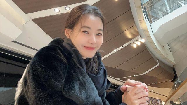 윤소이, 겨울 감성 물씬 풍기는 블랙 퍼 코트 스타일링