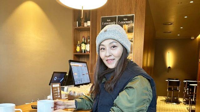 클라스는 영원하다... 54세 전혜진, 니트 비니와 퀼팅 베스트로 뽐낸 세련된 캐주얼룩