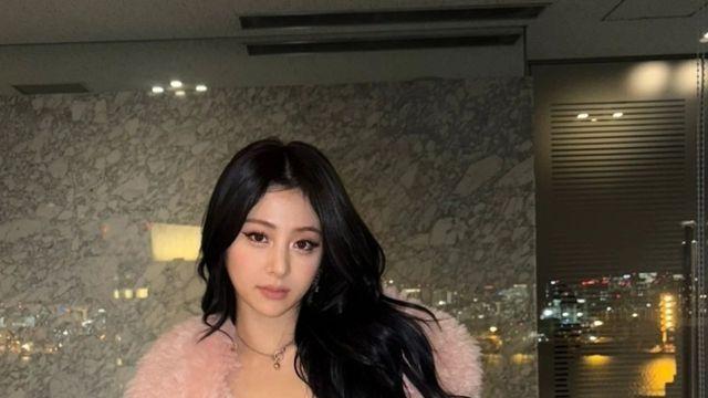 르세라핌 허윤진, 핑크 퍼 재킷+초미니스커트로 완성한 화려한 겨울룩