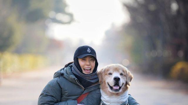 문정희, 반려견과 함께한 겨울 산책룩…'아웃도어의 정석'