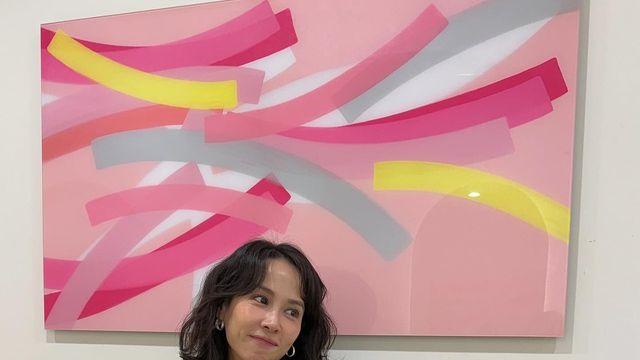 조여정, 스트라이프 카디건에 '넥타이 액세서리'…이유 있는 반전 패션