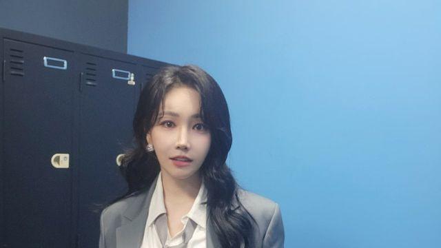 이유리, 포멀과 캐주얼의 경계를 넘나드는 회색 수트룩