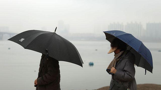 <오늘의 날씨> “마스크 쓰세요” 수도권 미세먼지 ‘나쁨’…곳곳 눈·비