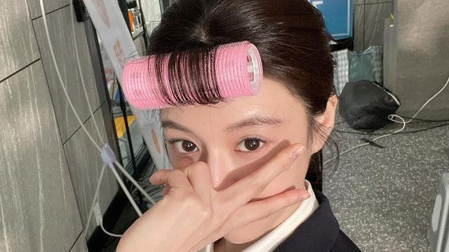 고윤정, 촬영장 비하인드컷 공개… 헤어롤 하나로 완성한 귀여운 포인트