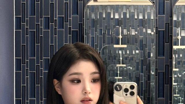 트리플에스 지연, 슬립 드레스로 선보인 '미니멀 블랙'의 정석