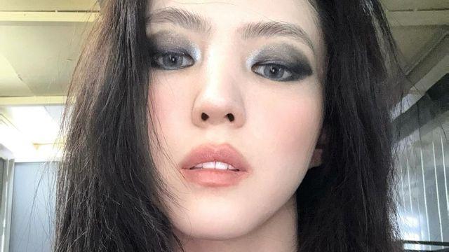 한소희, 고혹적인 스모키 메이크업으로 시선 압도…가죽재킷과 완벽한 시너지