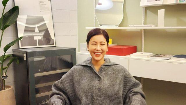 솔비, 스웨터 원피스로 완성한 '꾸안꾸 데일리룩'