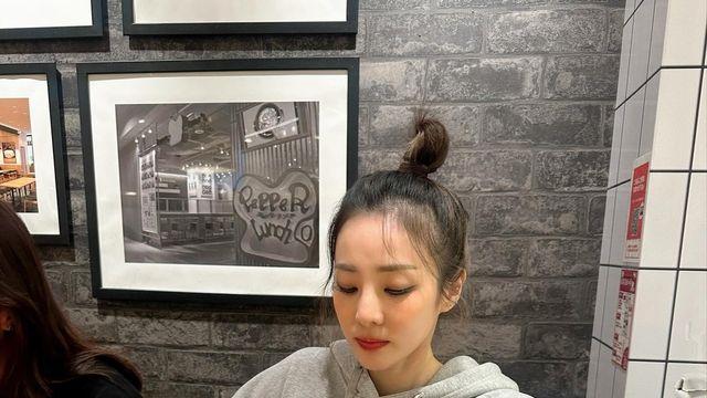 산다라박, 캐주얼 후드티로 완성한 '소식좌 먹방'…트렌디한 스타일링 눈길