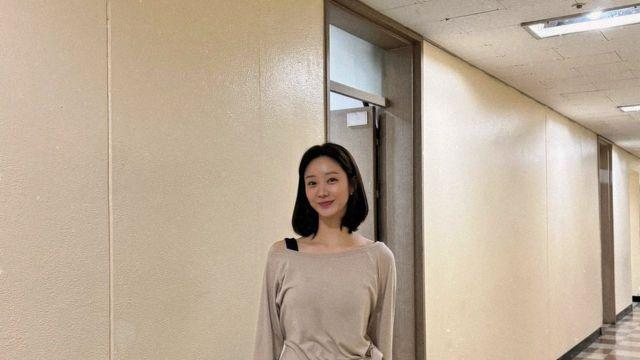 한그루, 베이지 톱과 퍼 부츠의 조화로 완성한 감각적인 룩