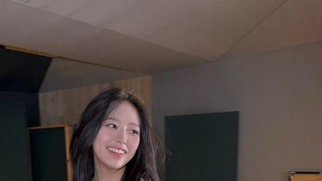 안유진, 가죽 재킷과 데님의 완벽한 조화로 카리스마 스타일링 완성