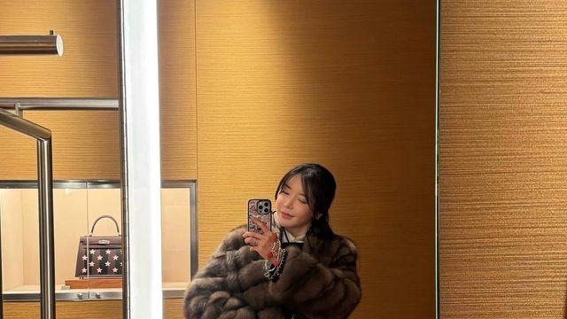 안신애, 고급스러운 모피 코트와 옐로우 백으로 완성한 '우아+세련' 매력