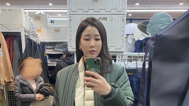 김하영, 패딩 스커트로 완성한 톤온톤 매직…겨울에도 빛나는 트렌드 감각