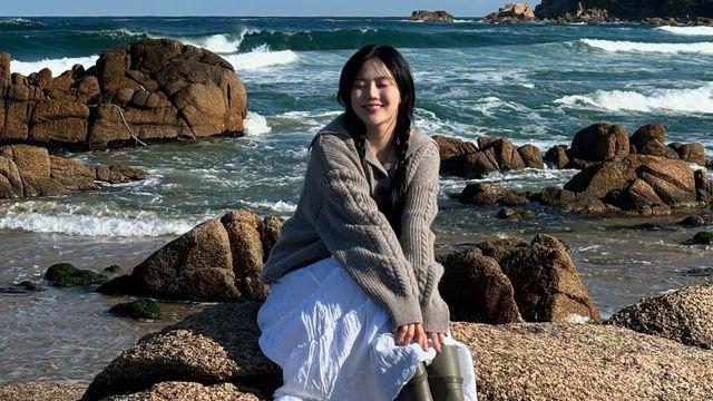 오마이걸 효정, 따뜻한 니트와 산타 복장으로 전한 겨울 분위기