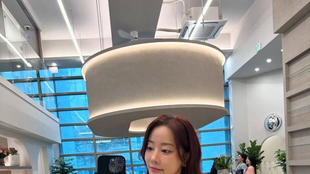 고우리, 클래식 트위드와 데님으로 완성한 '도심 속 프렌치 감성'