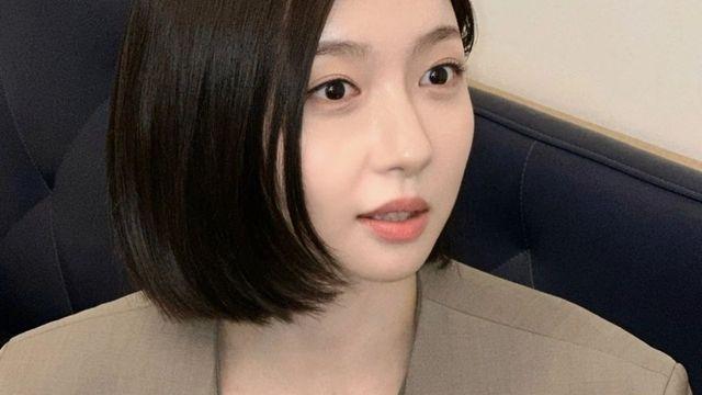 주현영, 박시한 재킷과 단발의 조화로 단순하지만 세련된 스타일링
