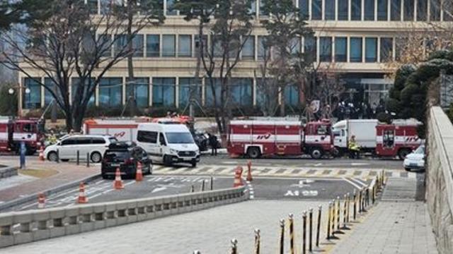 [속보] 국회 소통관 1층 식당서 불…기자·하객 등 대피