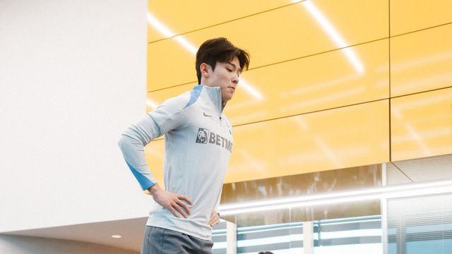 양민혁, ‘손흥민 형’ 보는 앞 토트넘 실내 훈련…14살 많은 SON도 ‘흐뭇’