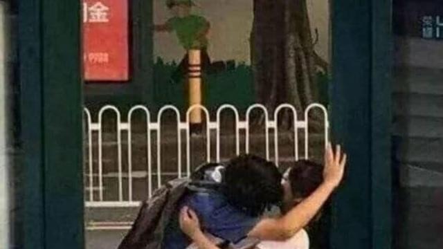 정류장 앞에서 커플이 키스하는데..
