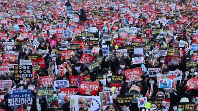 유모차 부대→응원봉 부대, 8년만에 바뀐 광화문 풍경