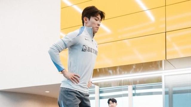'웰컴 투 토트넘!'…양민혁, 손흥민 지켜보는 가운데 실내 훈련