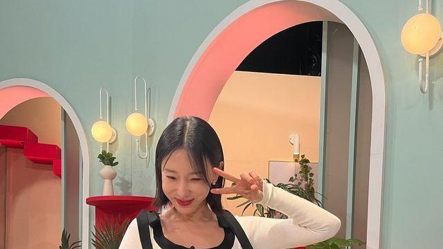 이지혜, 깔끔한 화이트 톱과 벨벳 스커트로 뽐낸 '시크한 각선미'