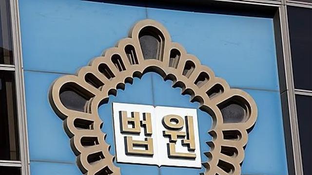 90대 노인 빵봉지 빼앗고 지팡이로 폭행한 60대 징역 7년
