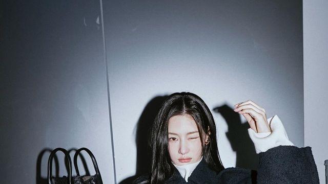 정채연, 블랙 코트와 그레이 스커트로 세련된 겨울 룩 스타일링  